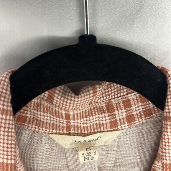 SIM & SAM SLEEVELESS PLAID BUTTON DOWN BLOUSE (M) - Picture 4 of 8